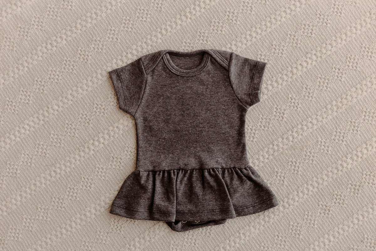 Body Vestido Manga Curta Cinza Chumbo