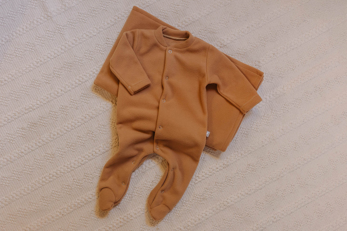 Kit Manta Macacão Soft Botões Cacau