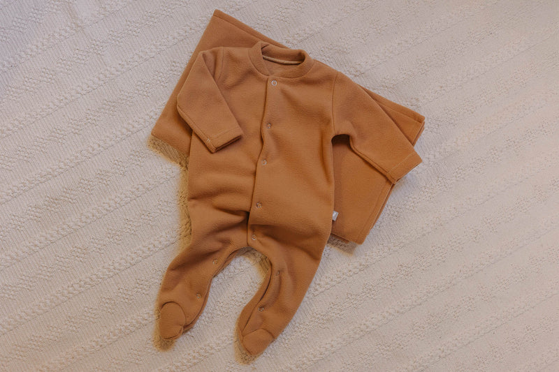 Kit Manta Macacão Soft Botões Cacau